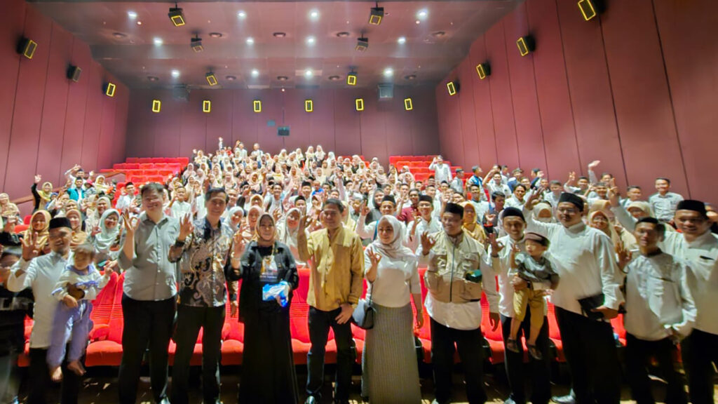 Merayakan 2 juta penonton Multi Buana Group mengajak pondok pesantren Darunnajah 2 Cipining Bogor nonton bareng kisah perjalanan Yumna dan Aqilla di film Air Mata di Ujung Sajadah